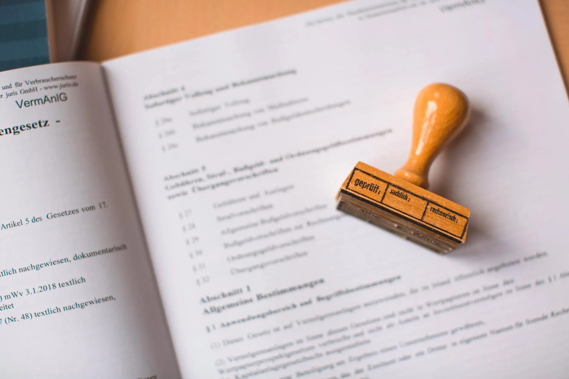 Notary Acknowledgment vs. Jurat: What's the Difference?